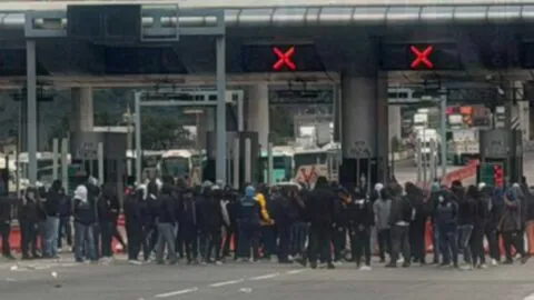 Normalistas bloquean la caseta en Tlalpan de la México-Cuernavaca