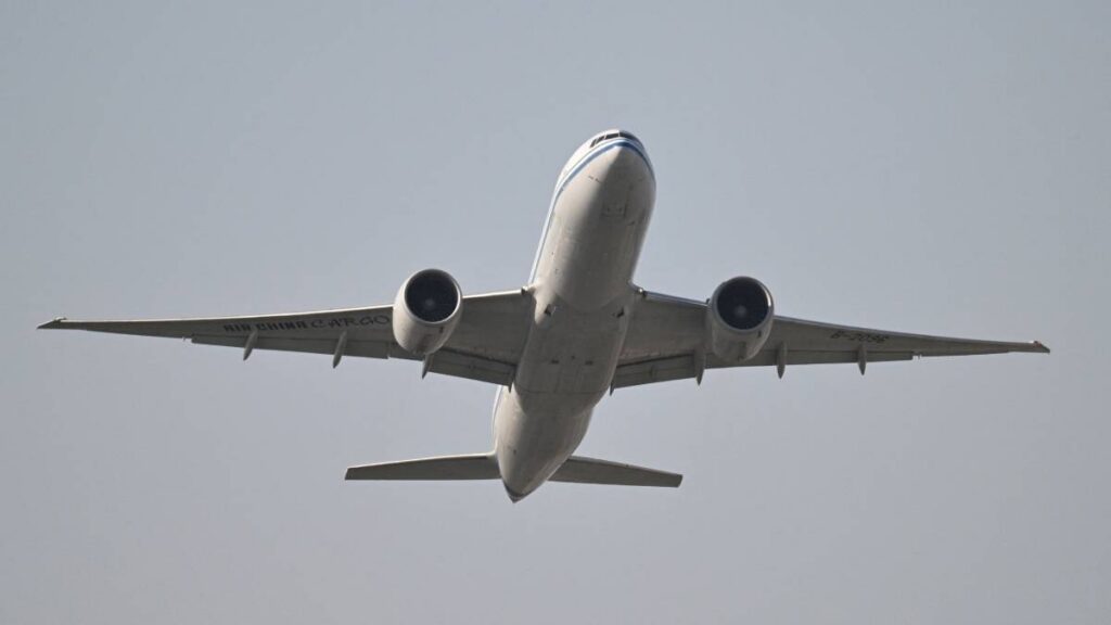 Un Boeing 777 de Turkish Airlines chocó contra una antena en Antalya; 267 pasajeros fueron evacuados y una persona resultó lesionada.