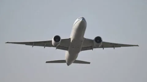Impactante accidente en aeropuerto: ala de avión choca contra antena y desata evacuación