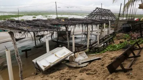 Tormenta tropical Boris afecta enramadas en playas de Michoacán
