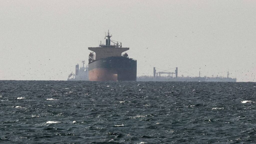 El precio del petróleo cayó más de 3% este viernes por menores temores sobre el suministro y el aumento del flujo en Ormuz.