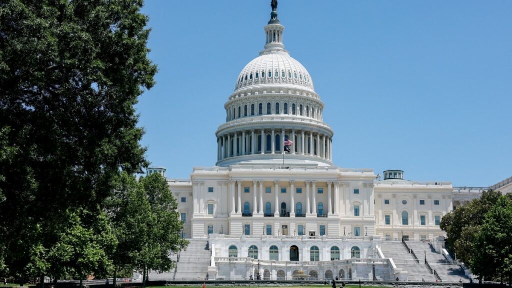 Cámara de Representantes aprueba exhorto a Trump para terminar la guerra con Irán
