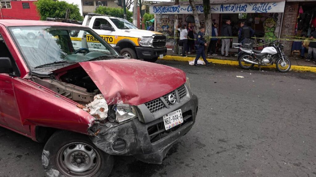captan-a-empleado-del-ayuntamiento-de-amozoc-golpeando-un-automovil-con-una-silla-en-puebla