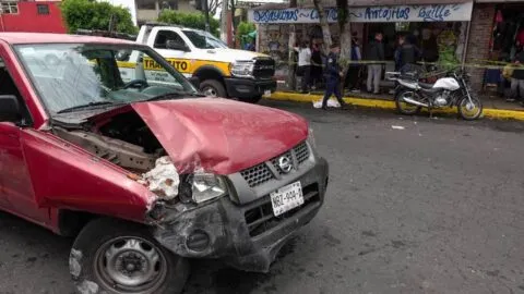 Captan a empleado del Ayuntamiento de Amozoc golpeando un automóvil con una silla en Puebla