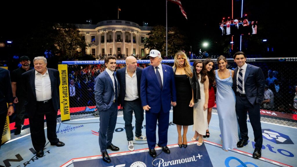 Celebra Trump su cumpleaños 80 con polémico espectáculo de peleas en la Casa Blanca