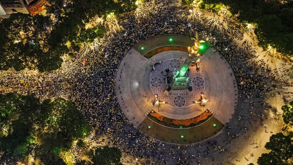 Afición celebra en el Ángel de la Independencia