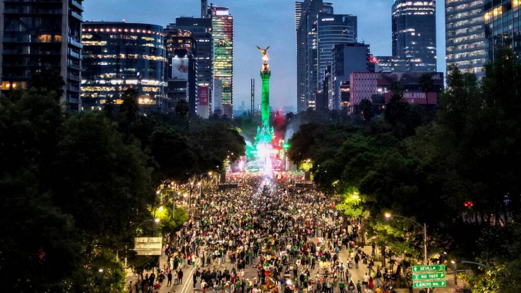 Celebración por la victoria de la Selección Mexicana en Reforma