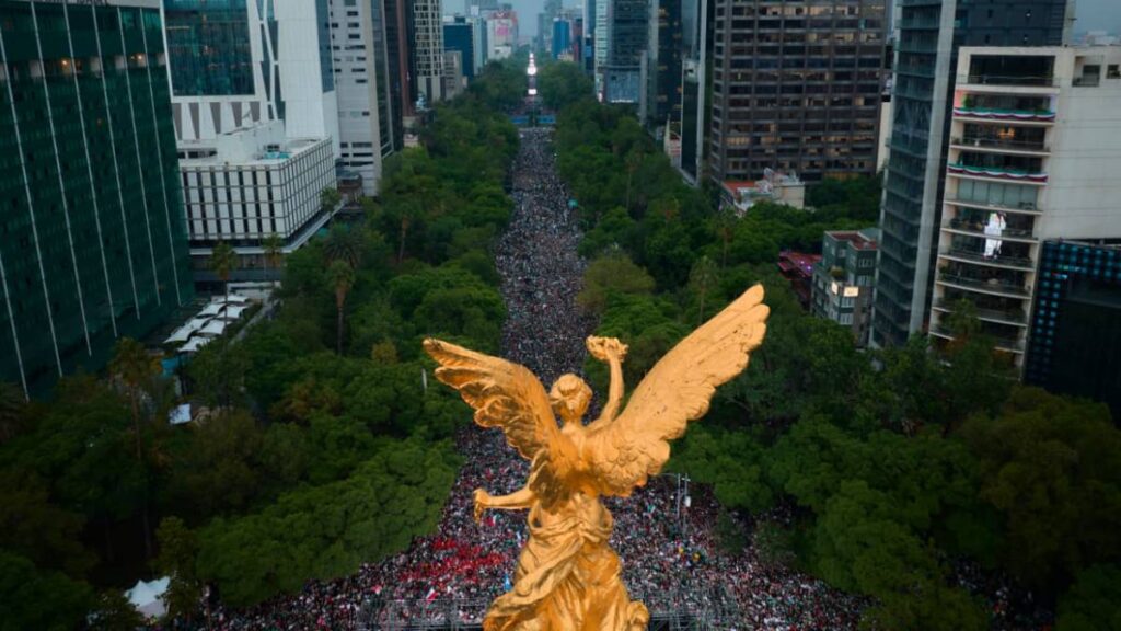 Monumento del Ángel de la Independencia lleno