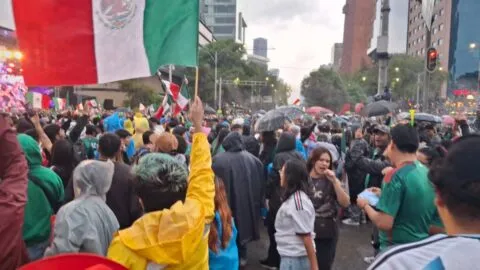 "¿Y si sí?", se llena el Zócalo y el Ángel por el México vs Ecuador pese a tormenta eléctrica: en vivo