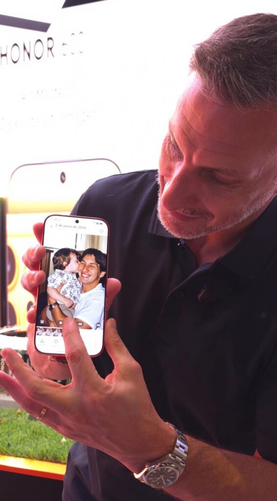 "Chaco" Giménez muestra una foto hecha video con IA. en la que aparece con su hijo Santiago Giménez cuando era bebé