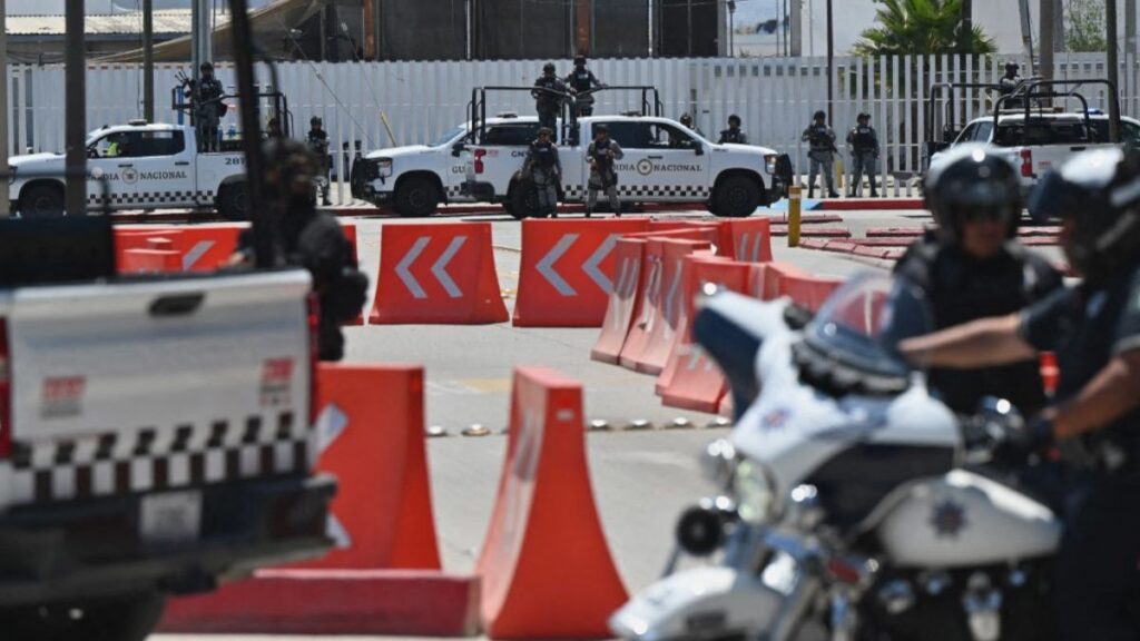 Oficiales de la Guardia Nacional Mexicana montan guardia en la zona de seguridad del Aeropuerto Internacional de Tijuana