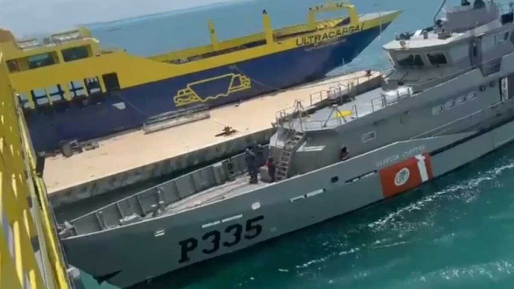 Choca patrulla de la Marina con ferry