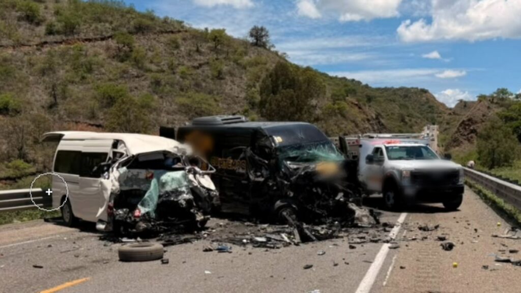 Choque de vagonetas deja 9 muertos y 12 heridos en la autopista Oaxaca-México