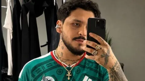 Christian Nodal presume la playera de México rumbo al Mundial