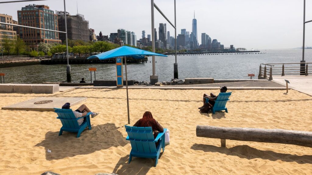 En las playas de Queens, decenas de niños están aprendiendo a surfear sin pagar un solo dólar.