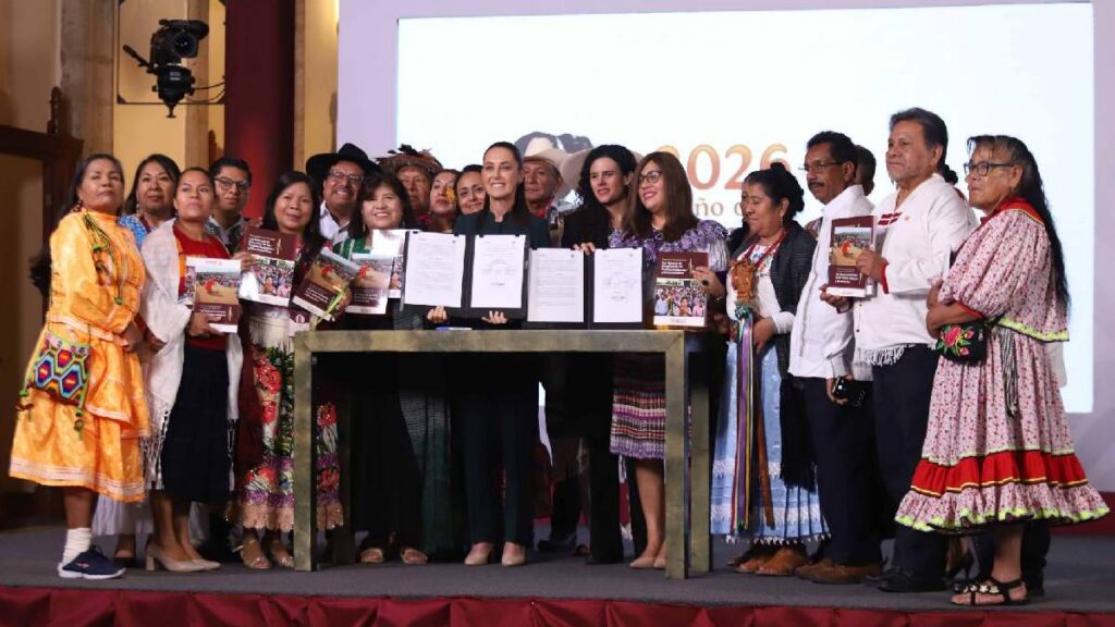 Sheinbaum anuncia consulta nacional para crear nueva ley de pueblos indígenas.