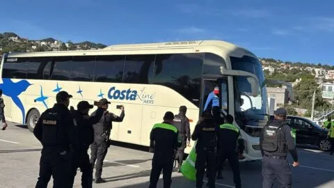 Se adelantan a la CNTE, policía resguarda caseta de Tlalpan