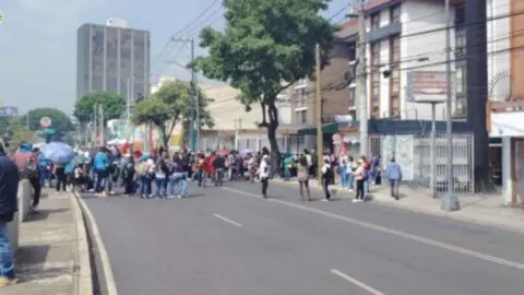 Maestros de la CNTE intentan derribar acceso principal de la SEP en Avenida Universidad