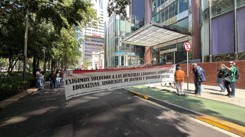 CNTE Chiapas realiza bloqueos en Reforma en la CDMX.