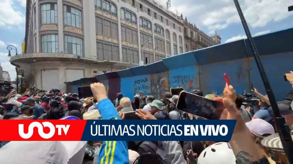 Integrantes de la CNTE intentan derribar vallas hacia el Zócalo.