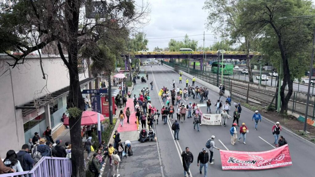 Bloqueo de la CNTE genera tránsito en Calzada de Tlalpan.