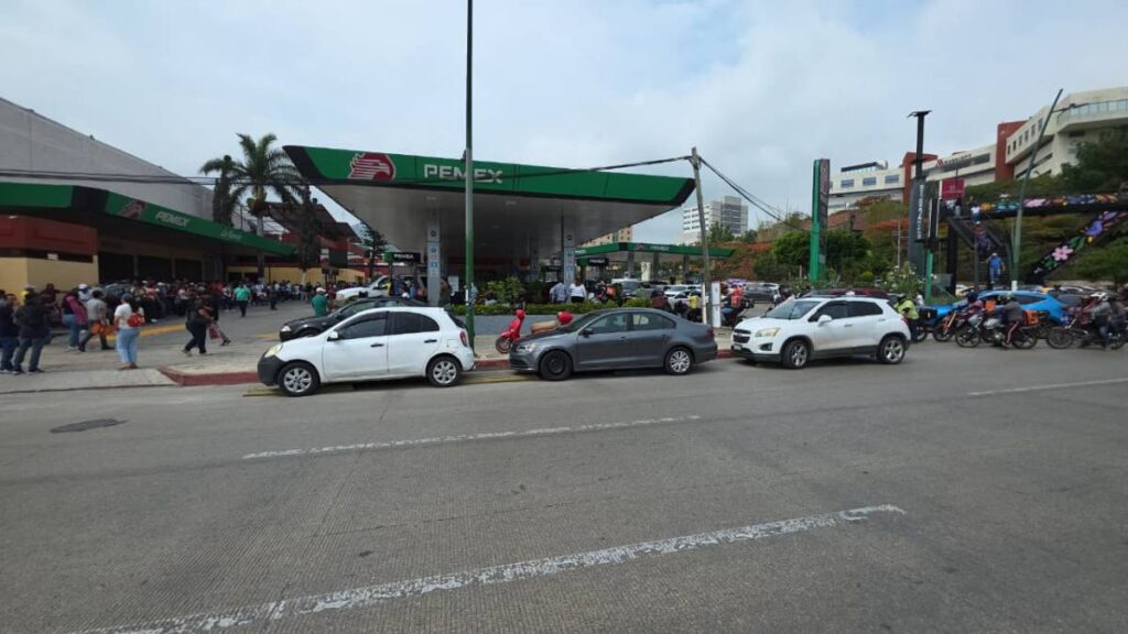 cnte-libera-gasolineras-en-chiapas-y-automovilistas-aprovechan-para-cargar-combustible-gratis