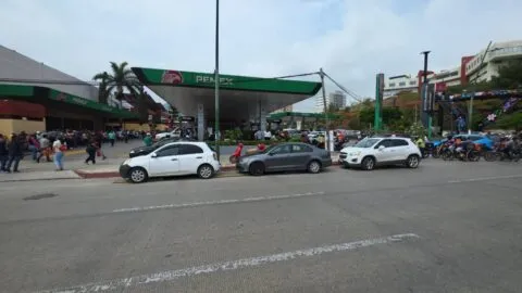 CNTE libera gasolineras en Chiapas y automovilistas aprovechan para cargar combustible “gratis”