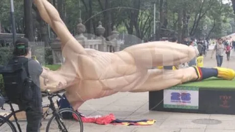 Retiran estatuas de “Gigantes del Futbol” en Reforma tras vandalismo de la CNTE
