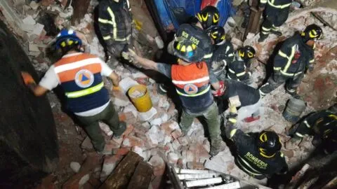 Rescatan a mujer tras derrumbe en la Roma; buscan posibles víctimas bajo los escombros
