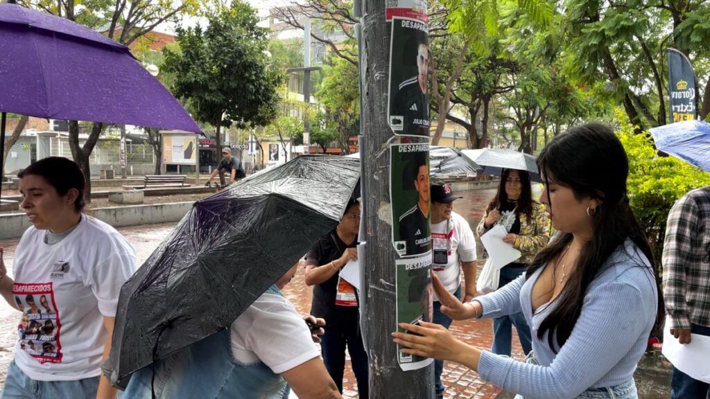 Colectivos refuerzan pega de fichas de búsqueda mundialistas de personas desaparecidas en Jalisco