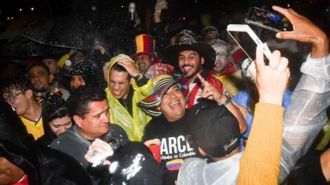 La lluvia no frenó la fiesta en el Ángel; colombianos celebran triunfo de su selección