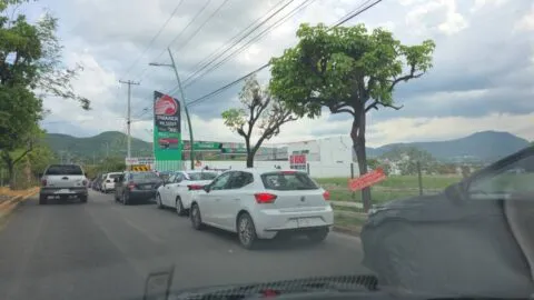 ¡Alerta en Chiapas! Cierre de estación de Pemex por la CNTE desata compras de pánico de combustible en Tuxtla Gutiérrez