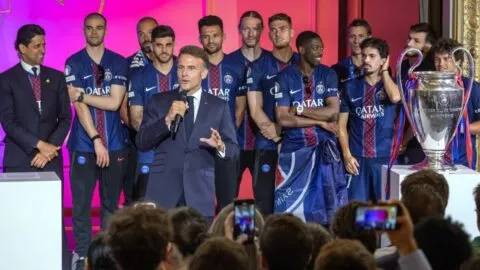 Critica Macron disturbios en Francia tras victoria del PSG; más de 450 detenidos y 57 heridos