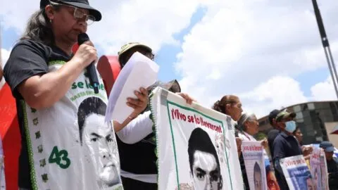 Padres de los 43 estudiantes de Ayotzinapa rechazan vínculos políticos y denuncian criminalización