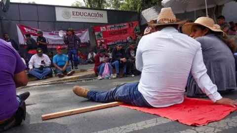 CNTE definirá el domingo si mantiene el plantón; revisa propuesta federal