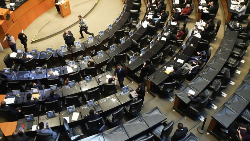 Avalan licencia a legisladores