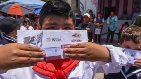 Autoridades anuncian último día para la entrega de tarjetas de la Beca Rita Cetina