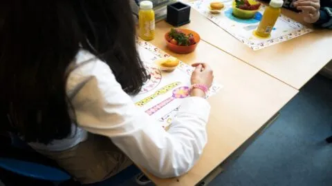Desayuno y almuerzo gratis en la escuela pública en EE. UU.: cómo solicitarlo y por qué el estatus migratorio no importa