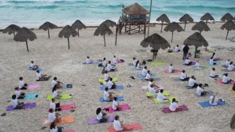 Respira, estira y desconecta: 10 rincones de México perfectos para celebrar el Día Internacional del Yoga