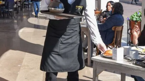 Alcalde de El Carmen ofrece disculpas en persona al mesero que agredió en video viral