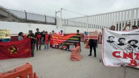 CNTE lleva protesta a la garita de El Chaparral, en Tijuana