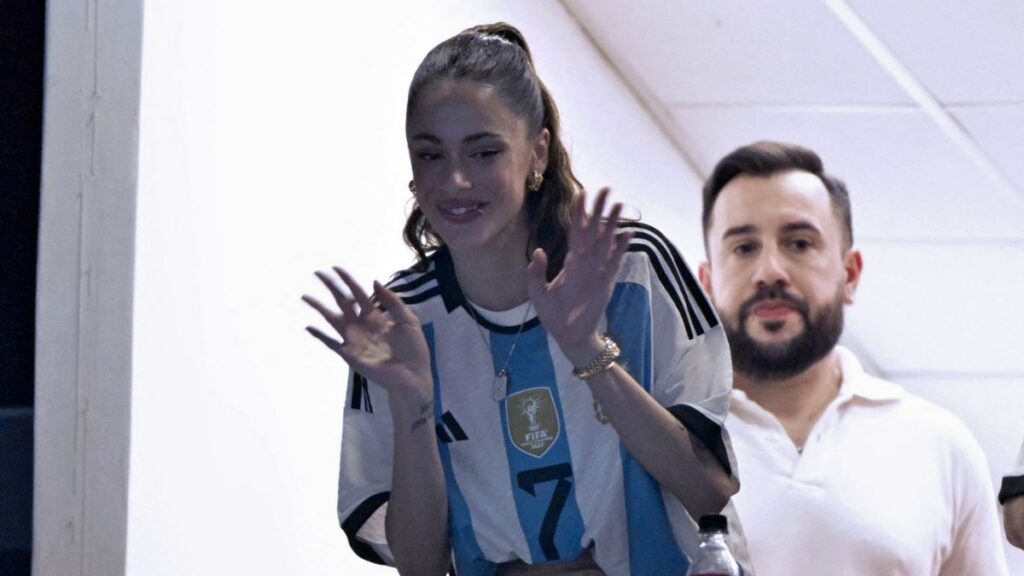 Todos los outfits combinan la jersey de selección con prendas básicas, accesorios y mucha actitud latina