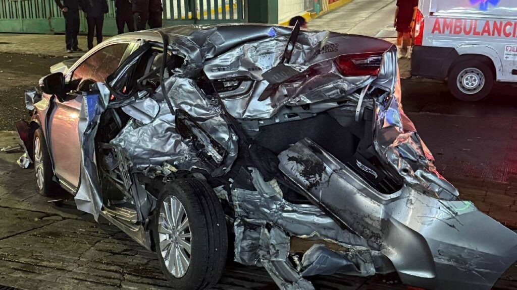 esperaba-cargar-gasolina-y-termino-impactado-captan-fuerte-choque-en-gasolinera-de-puebla
