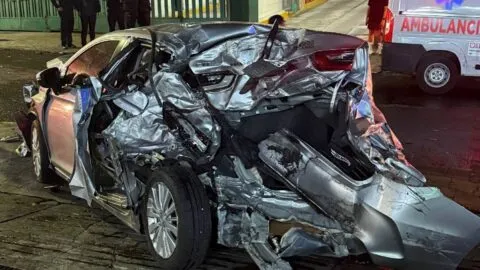 Esperaba cargar gasolina y terminó impactado: captan fuerte choque en gasolinera de Puebla