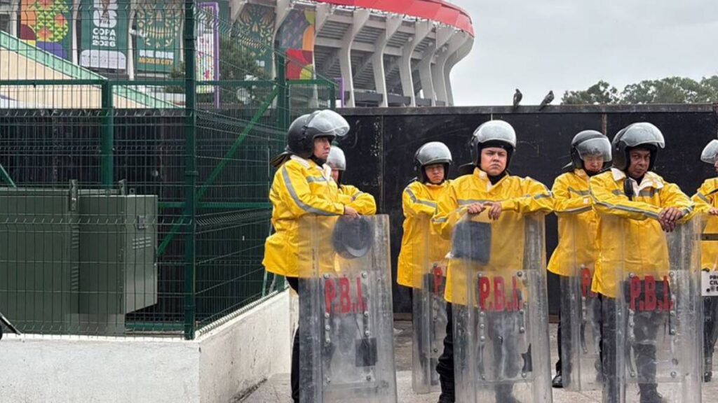 Estadio Ciudad de México blindado, CNTE marcha hacia allí.