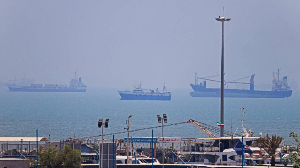 EE.UU. levantó parcialmente el bloqueo naval a Irán y permitió el tránsito de buques por el estrecho de Ormuz tras un acuerdo para terminar la guerra.