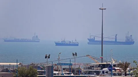 Buques vuelven a cruzar Ormuz luego del pacto entre Estados Unidos e Irán
