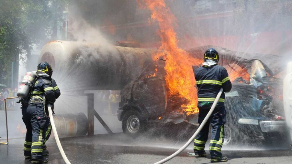 Explosión en caseta de Tabasco: pipa de combustible choca y desata incendio; reportan posibles víctimas