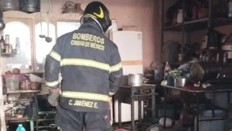 Explota vivienda en Iztapalapa; hay dos adultos mayores heridos