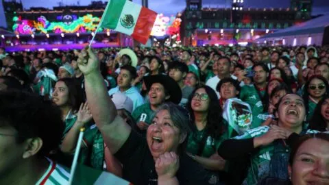 México celebra triunfo y revive la fiesta futbolera
